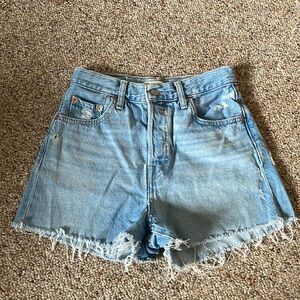 Levi’s ribcage shorts size 26